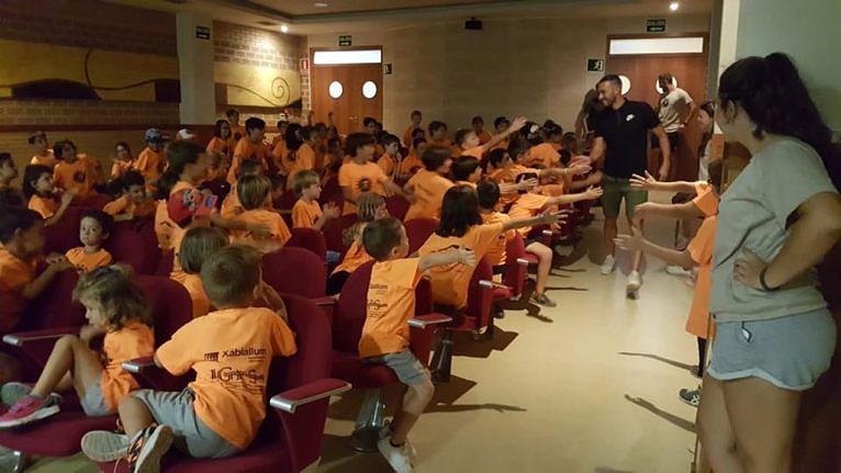 Xavi Torres visitó a los alumnos de la Escuela Multideportiva de Verano. 